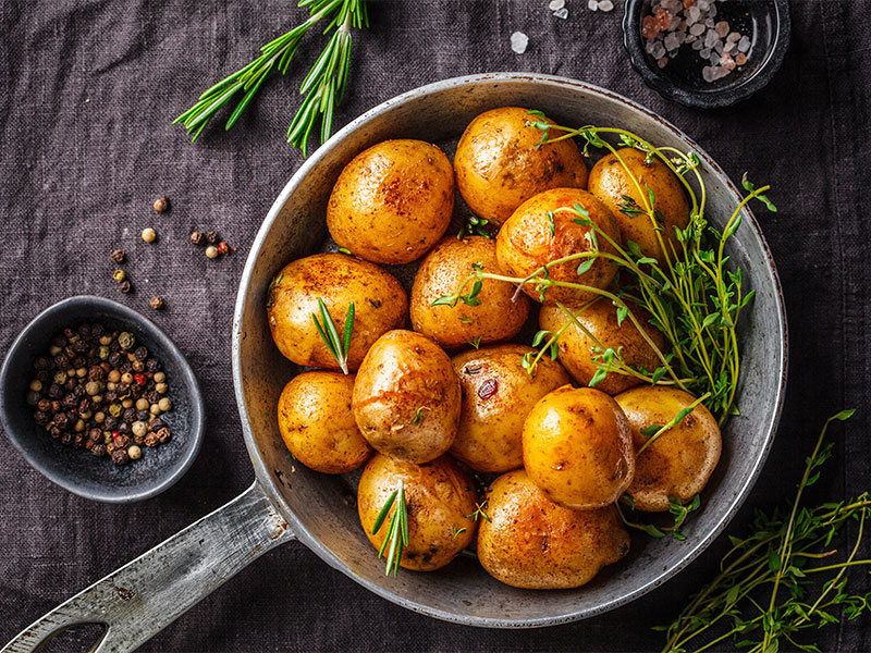 In der Follikelphase brauchst du viel Energie. Du solltest darum viele Carbs zu dir nehmen, z. B. Kartoffeln.