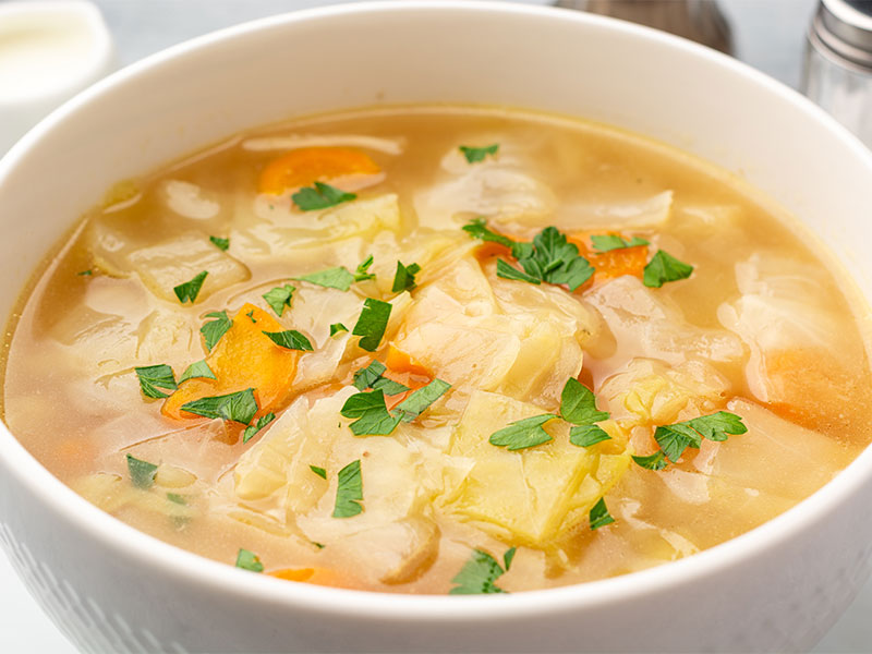 Der Vorteil bei der Kohlsuppen-Diät ist, dass in der Suppe mehrere Zutaten zusammenkommen. Das ist gut für die Nährstoff-Zufuhr.