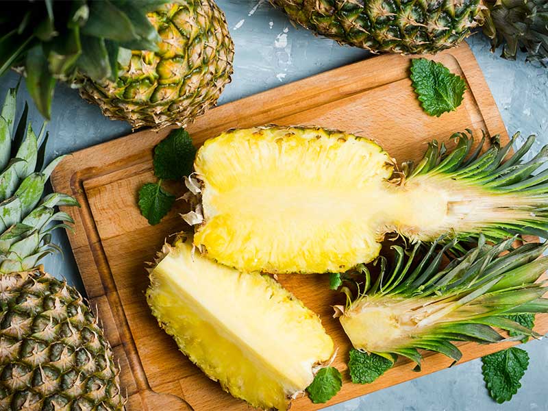 Ananas wird immer wieder als Fatburner gehypt. Das liegt am Enzym Bromelain, das Eiweiße spalten kann.