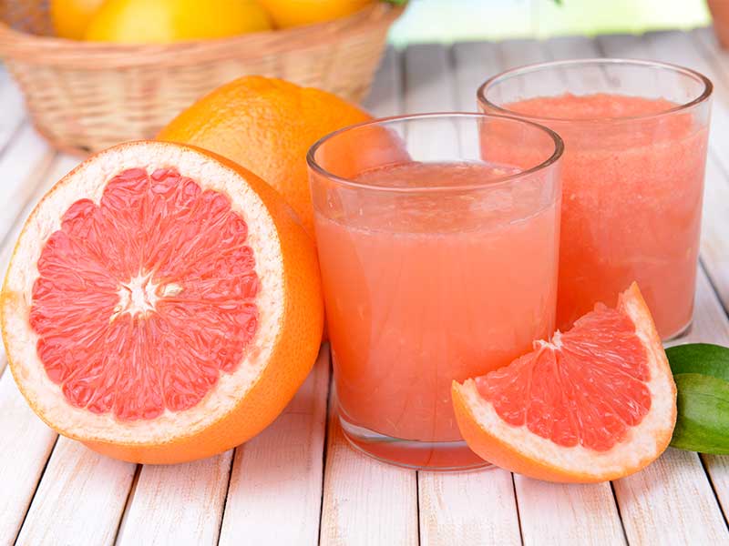 Grapefruits bieten viele Benefits für Sportler:innen: Die enthaltenen Enzyme reduzieren Entzündungen und regen den Stoffwechsel an.