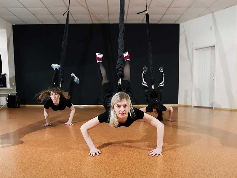 Bungee Fitness entlastet dich und ermöglicht fließende Bewegungen. In Gruppen-Kursen kommen so die coolsten Choreos zustande!