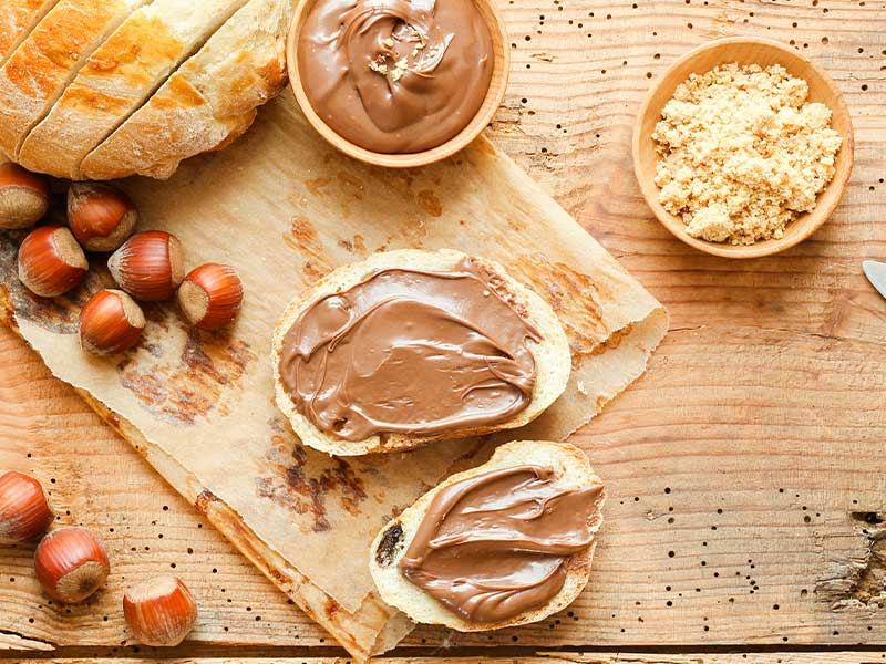 Das Mus aus Haselnüssen schmeckt süß-nussig. Es eignet sich perfekt zum Backen.