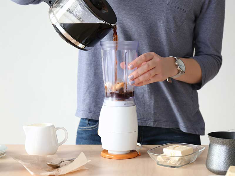 Bereite deinen Bulletproof Coffee mit der French Press zu: Da du hier keine Papierfilter verwendest, bleiben die wichtigen Kaffeeöle besser erhalten.