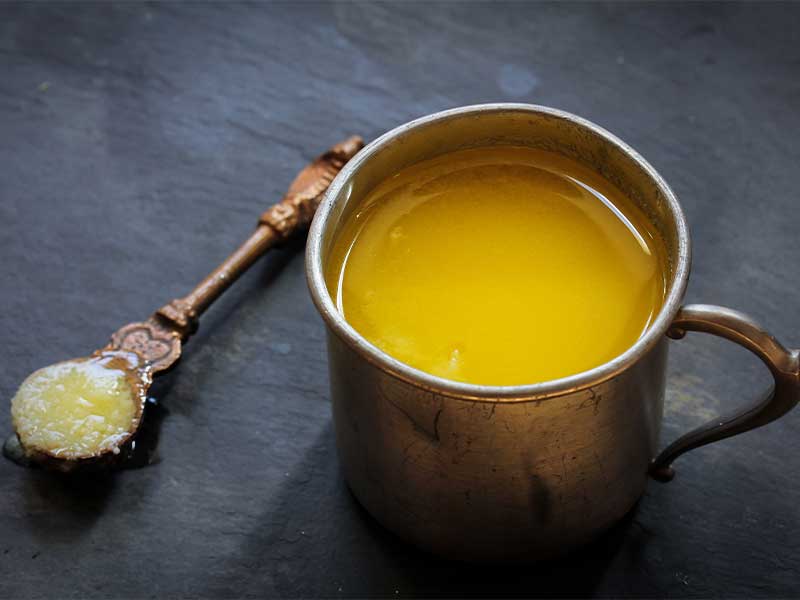 Ghee-Butter für Bulletproof-Kaffee enthält Omega-3, Betacarotin, Vitamin A, D, E und K sowie Antioxidantien.