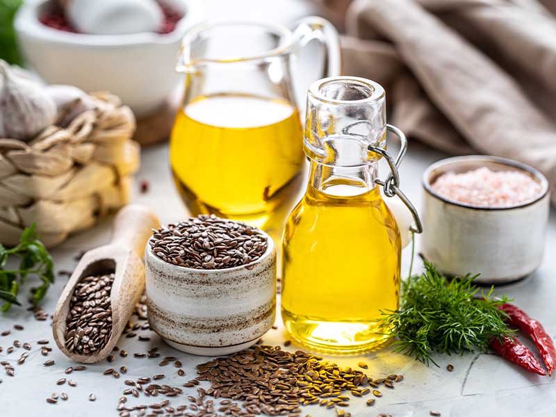 Omega-3 steckt in vielen pflanzlichen Ölen, wie z. B. Leinöl.