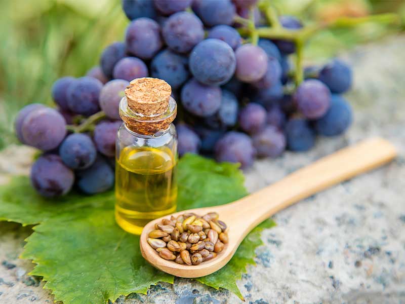 Das gesunde Traubenkernöl hat einen hohen Anteil an ungesättigten Fettsäuren und liefert viel Vitamin E.
