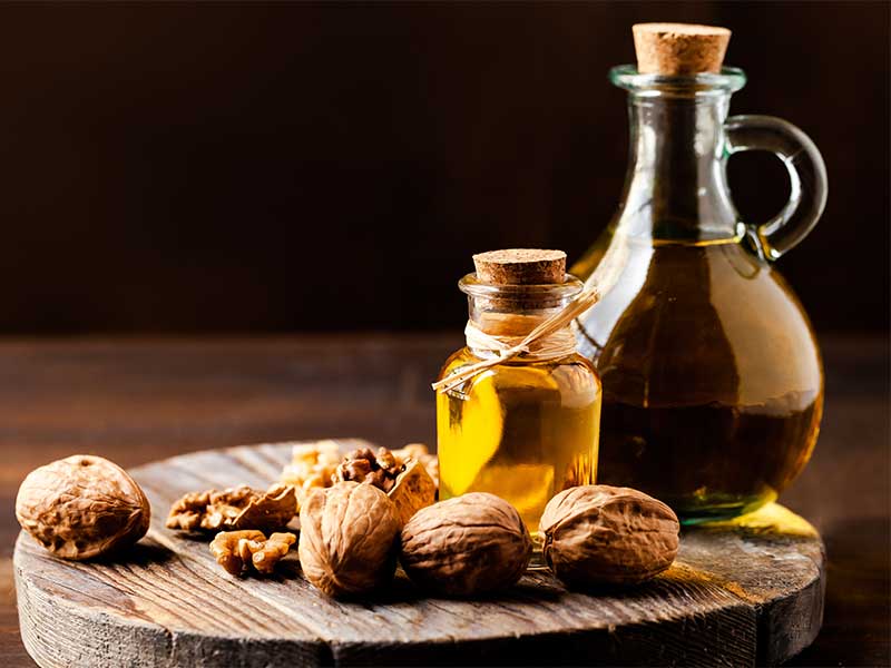 Omega-3 steckt in vielen pflanzlichen Ölen, wie z. B. Walnussöl.