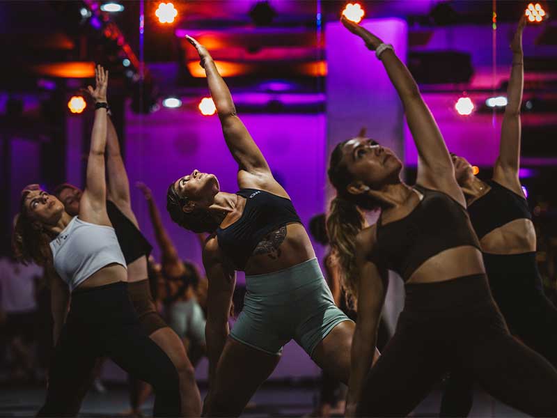 Yoga hilft, den Bauch zu entspannen und loszulassen. 