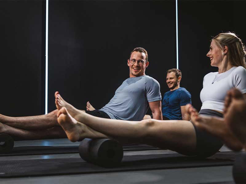 Vor dem Training eignen sich Mobility-Übungen, z. B. mit der Faszien-Rolle.