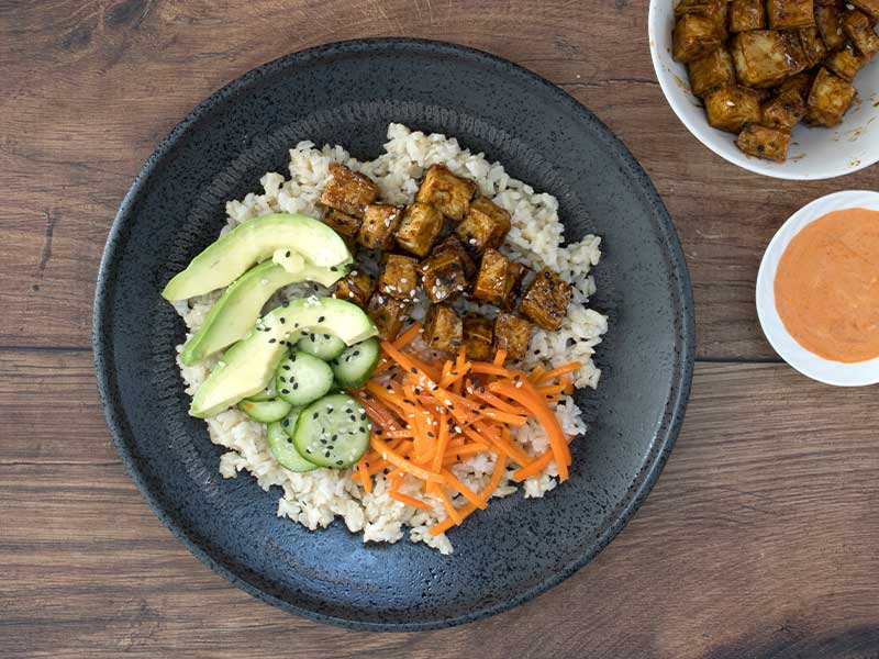 Gemüsepfanne mit Tofu oder Fleisch & Reis zum Abendessen