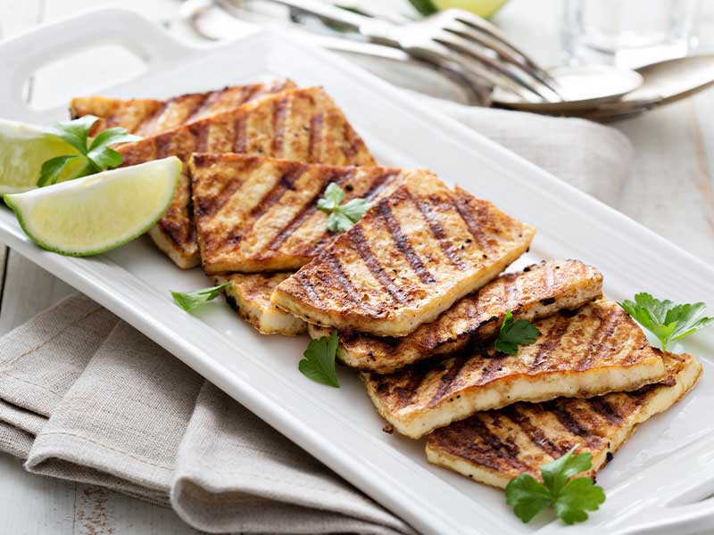 Tofu ist super vielseitig: Du kannst ihn marinieren, würzen, anbraten, panieren oder sogar grillen.