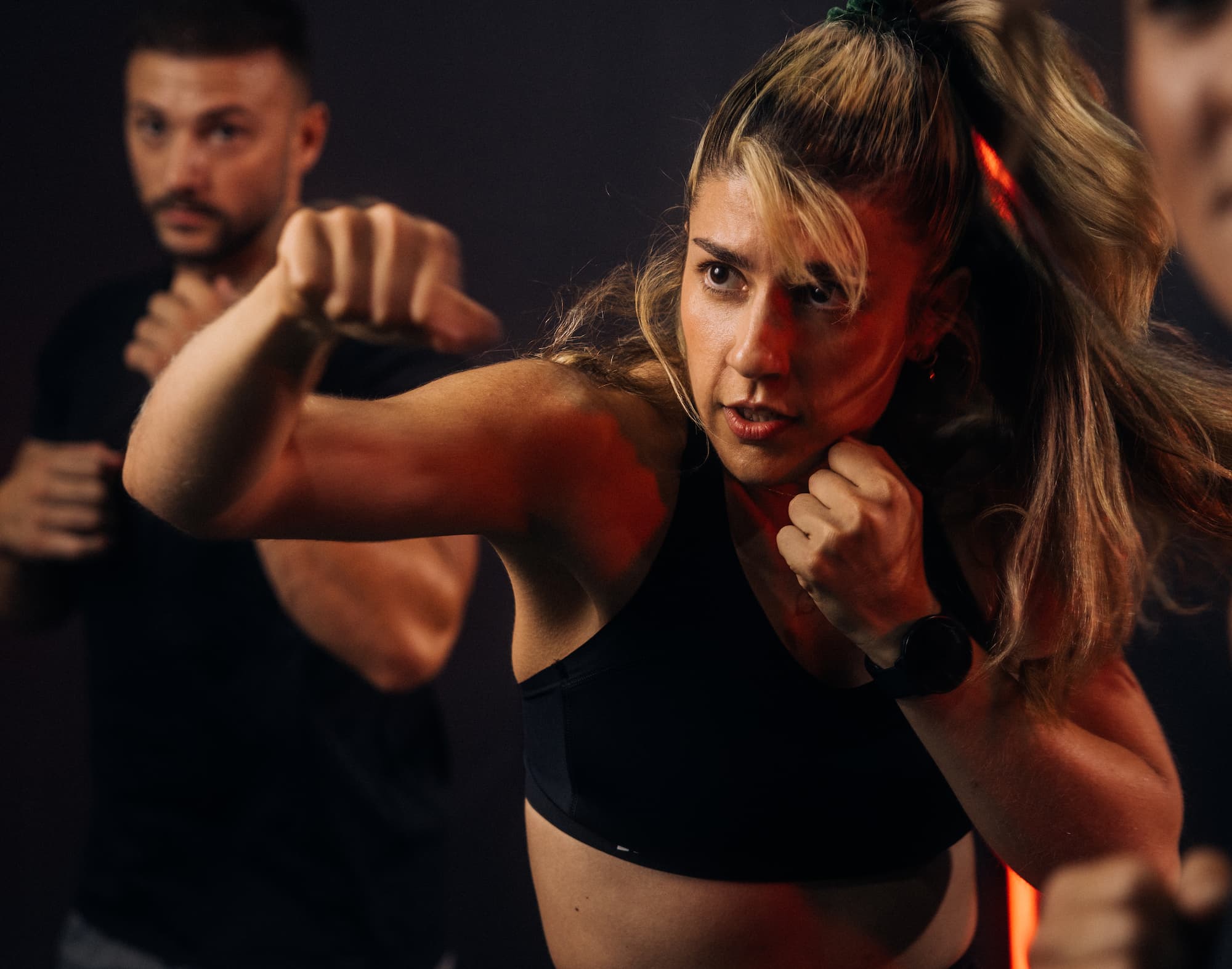 Vorteile von Kickboxen für Frauen, so läuft das Box-Training ab, Tipps für Einsteigerinnen, FAQ + Fitnessboxen bei Fitness First.