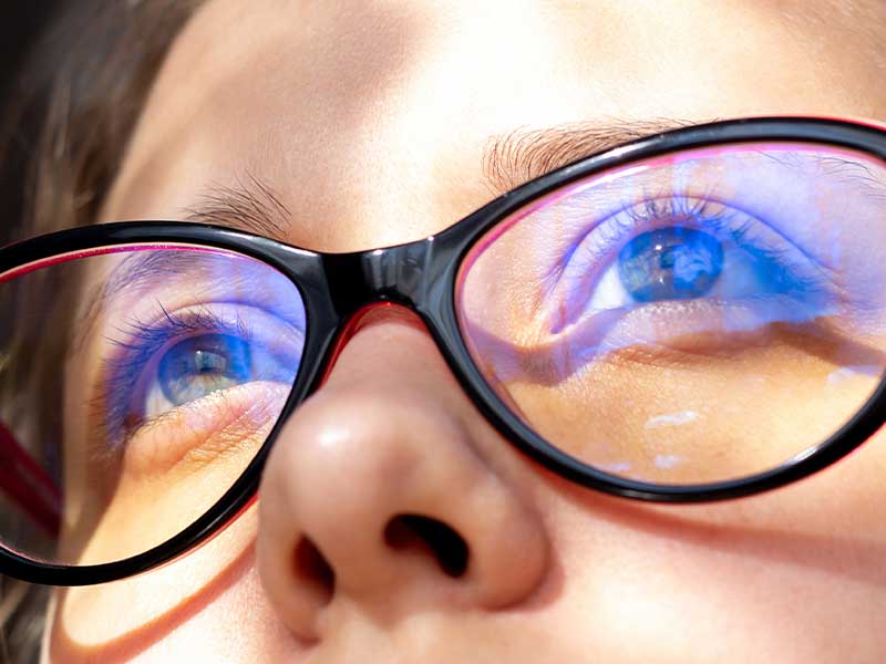 Blaulichtfilter-Brillen verhindern, dass das blaue Licht von Handy, Bildschirmen & Co. deine Augen erreicht.