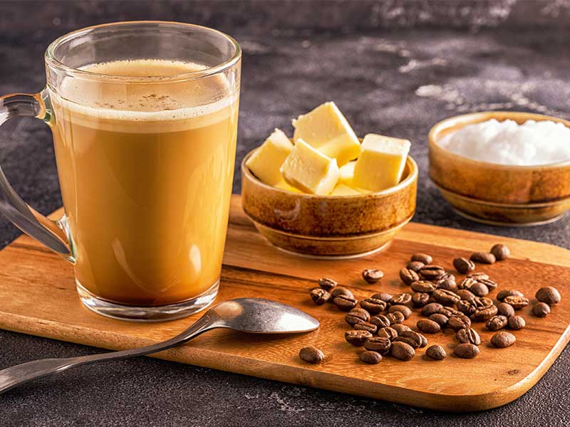 Was ist Bulletproof Coffee? Was bringt der Kaffee-Trend? Bulletproof-Kaffee-Rezept, FAQ + Kaffeegenuss bei Fitness First.