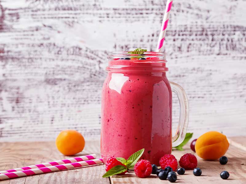 Vegane Smoothies eignen sich besonders gut vor deinem Kraft-Workout, um dich nochmal richtig zu stärken.