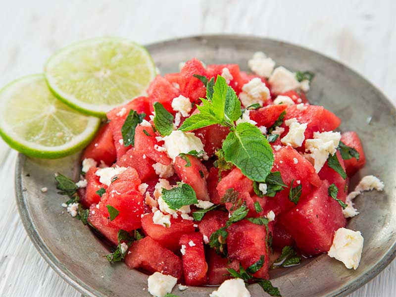 Greife bei heißem Wetter am besten zu Lebensmitteln mit Elektrolyten, wie Obst und Gemüse, z. B. Wassermelone.