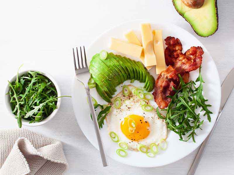 Eine Keto-Diät bedeutet im Grunde „No Carb“, denn maximal 10 % der Ernährung bestehen aus Kohlenhydraten.