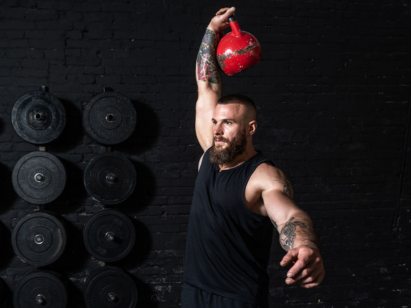 Der Kettlebell Snatch ist vor allem für Schultern, Rücken und Hüften eine super Übung.