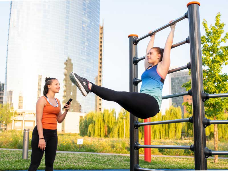 Hangelleiter in Fitnessparks sind gut geeignet für dynamische Kraftübungen - nutze sie für Klimmzüge, Knee Raises oder Leg Raises.
