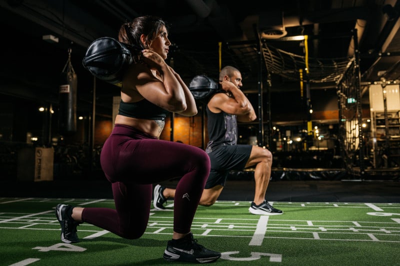 Fitness-Trends 2026: HYROX-Training, wie z. B. Übungen mit Sandbags