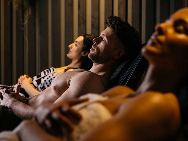 Besonders im Wellness-Bereich oder in der Sauna ist ein Flirt ein No-Go.