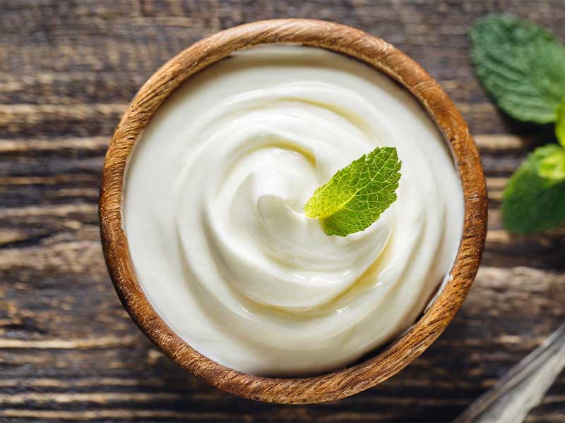 Joghurt entsteht durch das Fermentieren von Milch mit Milchsäure-Bakterien.