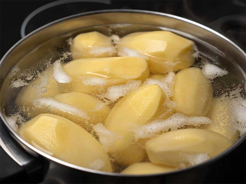 Mit Kartoffeln kochen erhältst du die meisten Nährstoffe und vermeidest unnötige Kalorien.
