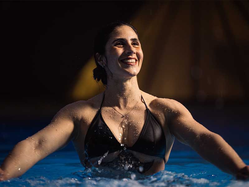 Statt einem schweißtreibenden Workout tun dir in der Lutealphase Schwimmen & Co. gut.