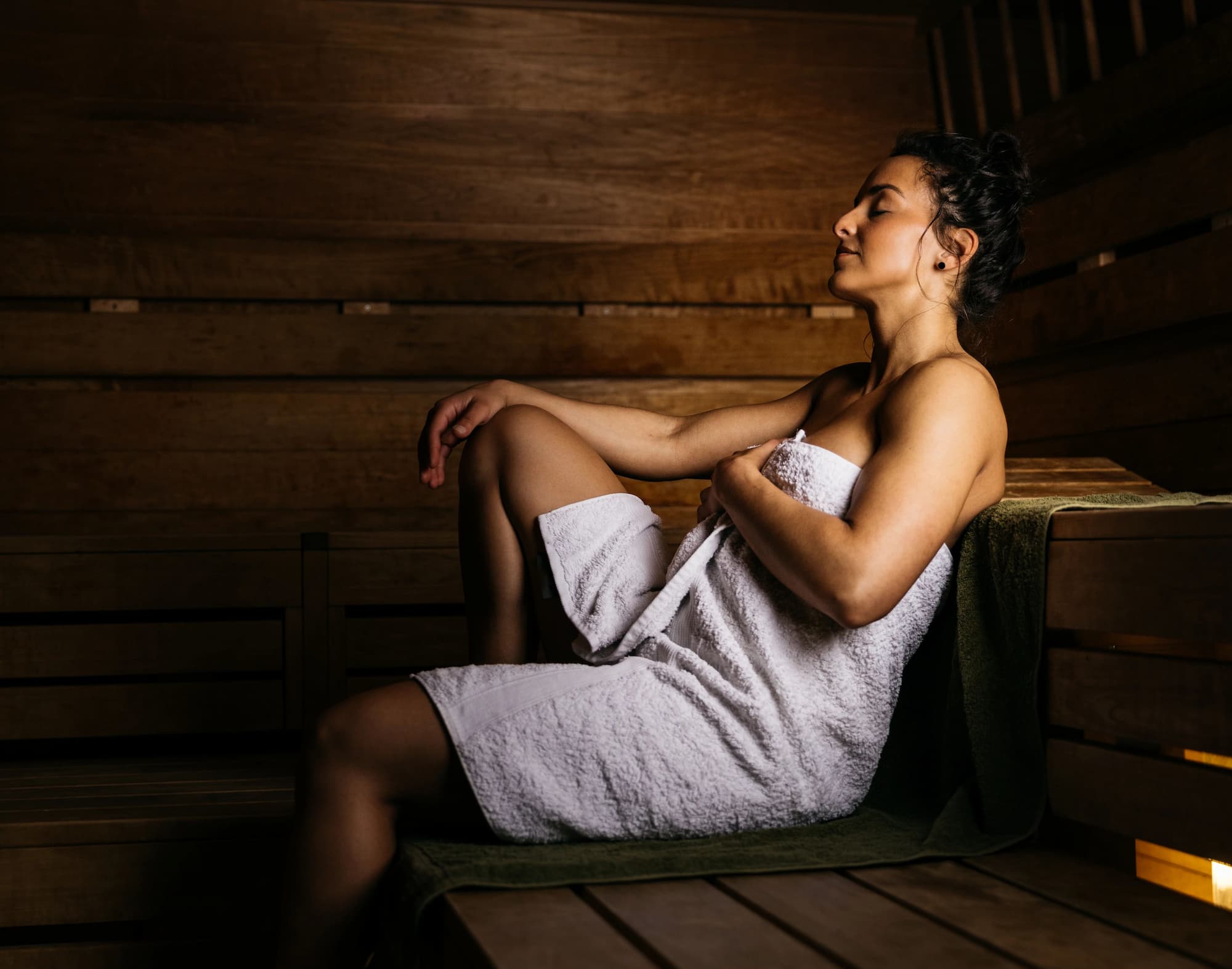 Bikram Yoga wird in Räumen mit einer Temperatur von ca. 40 Grad unterrichtet.