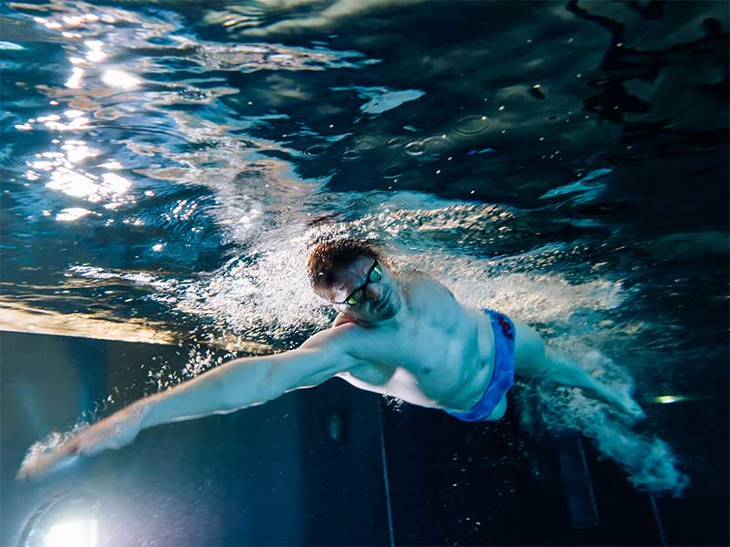 Mit Schwimmen verbesserst du deine Körperhaltung und stärkst deine Muskeln im Oberkörper.