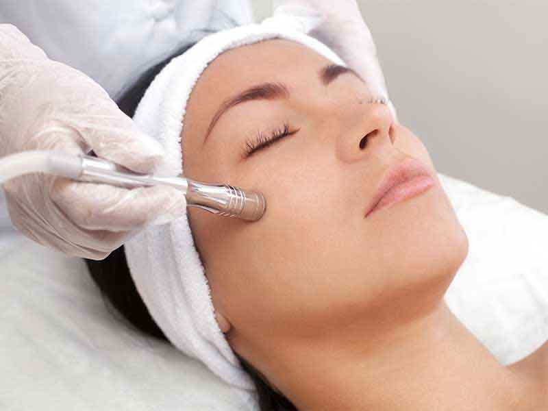 Microdermabrasion-Behandlungen entfernen alte Haut und regen die Erneuerung an.