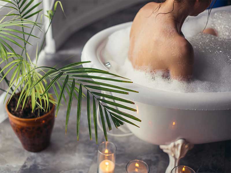 Am besten verwöhnst du dich in der Badewanne. Die Wassertemperatur liegt dabei idealerweise zwischen 36 und 38 Grad.