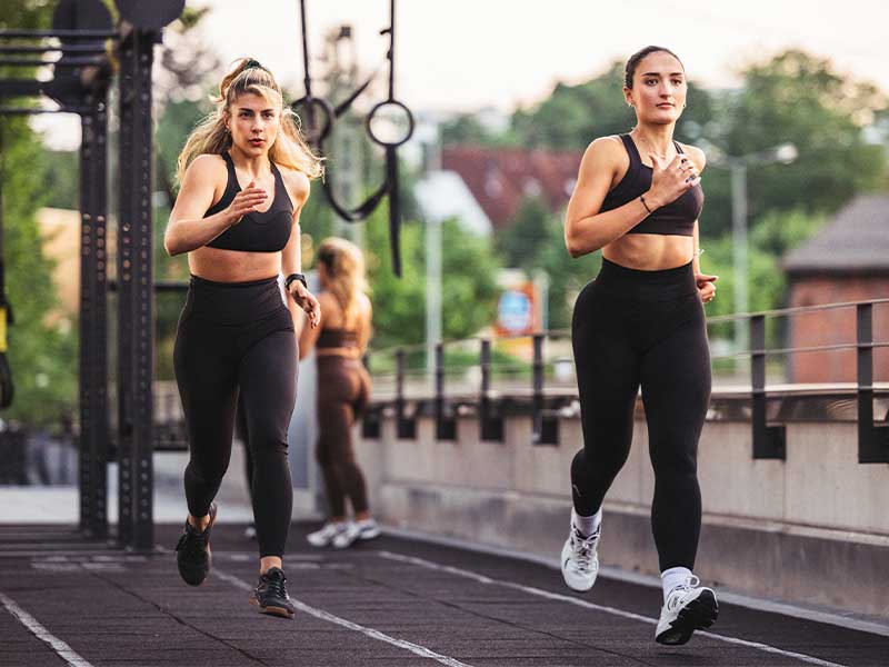 Mit Joggen baust du Kondition auf und verbrennst viele Kalorien.