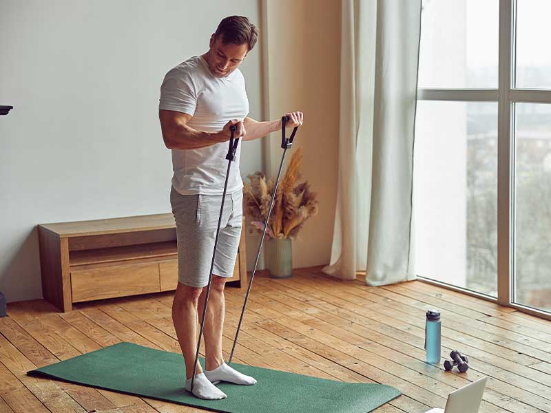 Den Bizeps Curl kennst du bestimmt aus dem Krafttraining mit Gewichten. Du kannst ihn aber auch mit Therabändern ausführen!