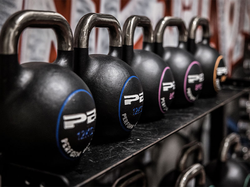 Competition Kettlebells haben immer die gleiche Größe und Form. Du findest sie meistens in Fitnessstudios. Damit du trotzdem erkennst, sind sie oft farbig gekennzeichnet