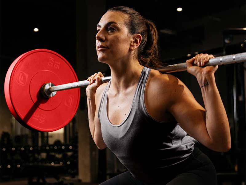 Die Follikel-Phase im Zyklus ist fürs Muskelaufbau-Training ideal! Hier sind Workouts mit Gewichten & Co. angesagt.