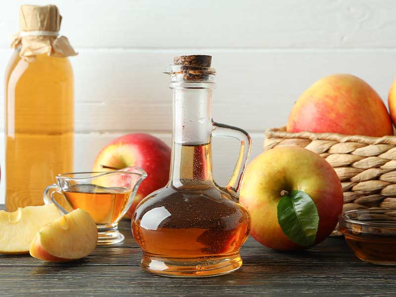 Apfelessig entsteht durch das Fermentieren von Apfelsaft mit Essigsäure-Bakterien.