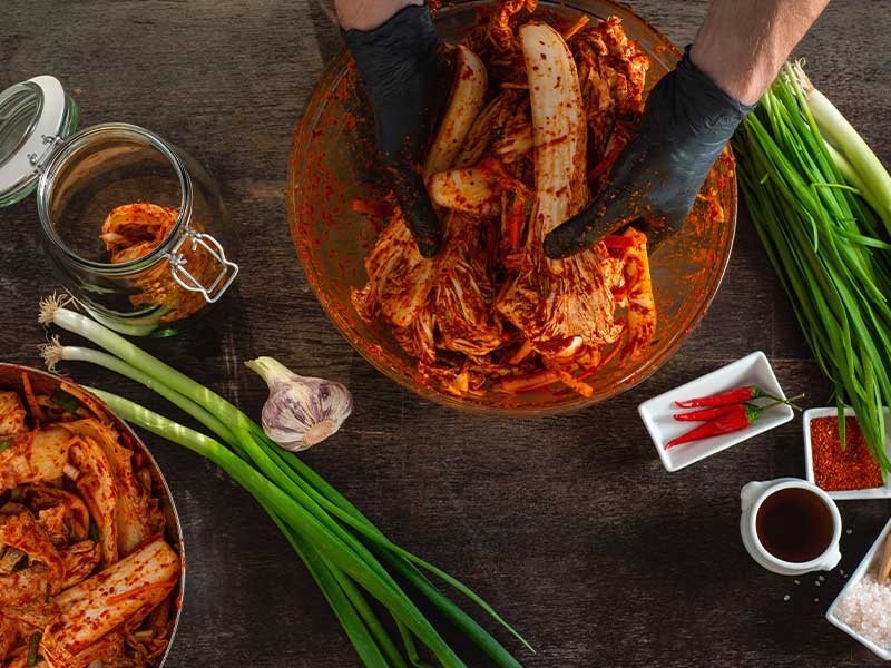 Fermentiertes, wie Kimchi, bringt lebende Bakterien mit.