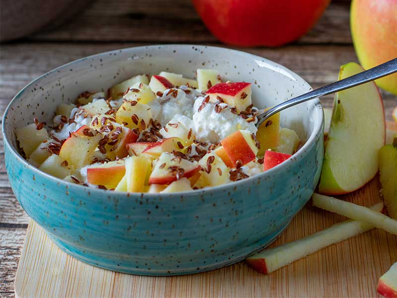 Kombiniere Hüttenkäse süß mit Obst und Zimt oder Honig.