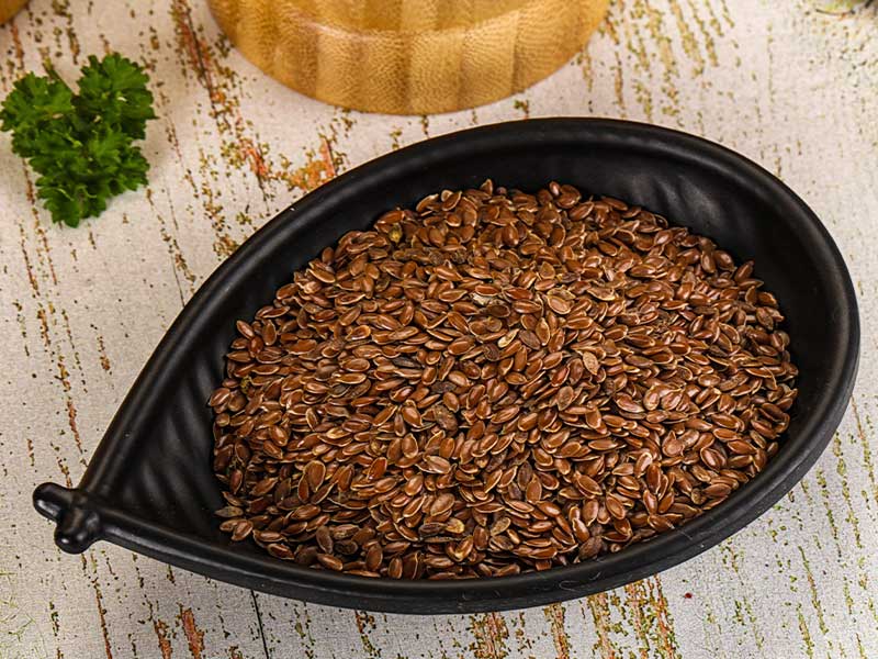Isst du keinen Fisch, kannst du Omega-3 über Leinsamen oder Supplements aufnehmen.