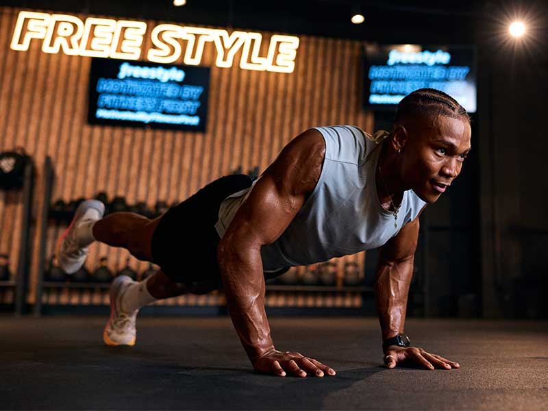 Für Deload in Calisthenics wählst du leichtere Übungsvarianten, z. B. Liegestütze mit erhöhten Händen.