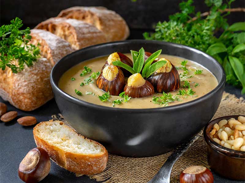 Diese leckere Maronen-Suppe ist easy zubereitet, schmeckt mild-nussig und passt perfekt für kalte Tage!
