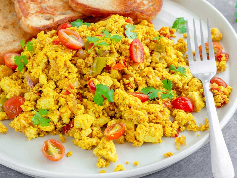 Tofu-Rührei: Einfach in der Pfanne zerkleinern und mit Gewürzen abschmecken. Kurkuma und Curry geben die ideale Farbe. Tipp: Nutze Kala Namak (auch schwarzes Salz genannt) für den perfekten Ei-Geschmack.
