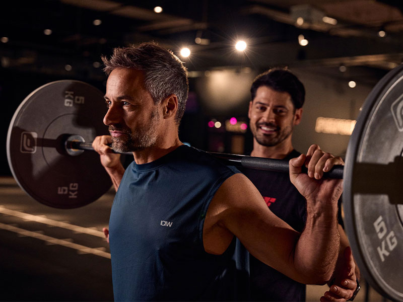 Krafttraining gegen Herbstblues: Du fühlst dich stärker & energiegeladener und du trainierst unabhängig vom Wetter.