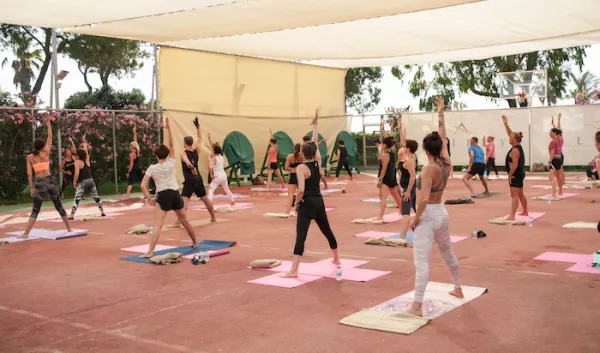 Teilnehmer:innen im Yogakurs