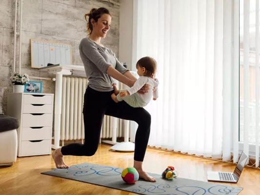 So geht Bein-Training für Zuhause: Lunges (Ausfallschritte) sind eine super effektive Übung!