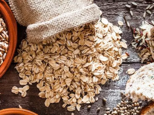 Zu den Grundzutaten für Overnight Oats gehören Haferflocken.