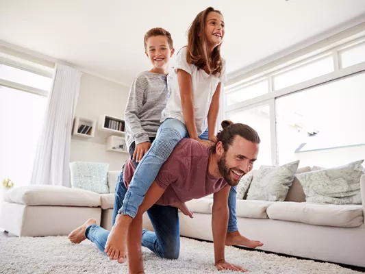 Du brauchst jemanden, der dich beim Home Workout unterstützt? Nimm' deine:n Partner:in zur Hilfe oder integriere die ganze Familie/Kinder in dein Indoor Training mit ein!