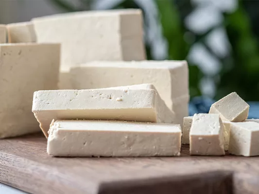 Ernährst du dich vegan, spielen Sojabohnen in Tofu eine große Rolle. Und auch aus Lupinen werden immer mehr Veggie-Produkte gemacht.