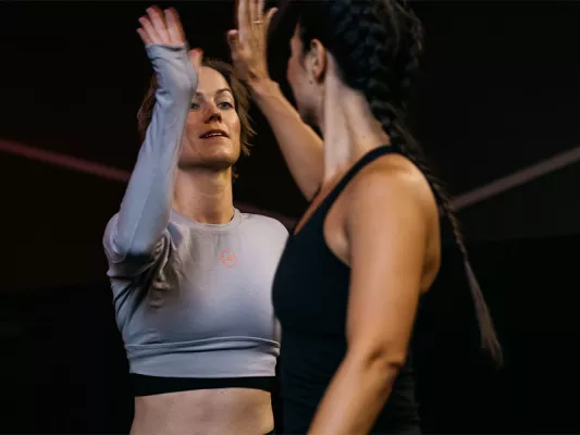 Im Fitnessstudio findest du auf jeden Fall coole neue Leute mit gleichen Interessen. 